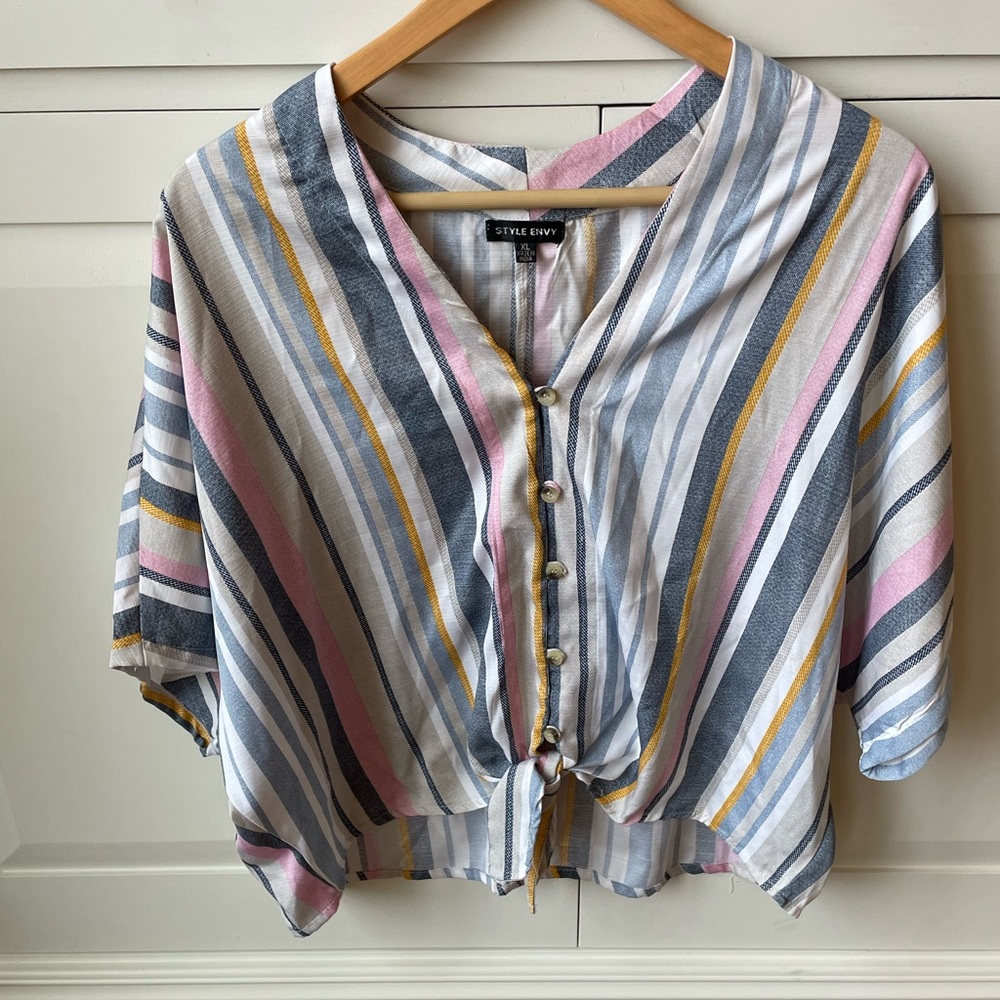Woman’s short sleeve boxy crop shirt